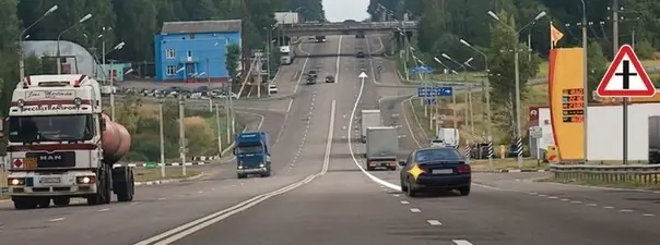 Билет 1, вопрос 11: Можно ли водителю легкового автомобиля выполнить опережение грузовых автомобилей вне населенного пункта по такой трае…