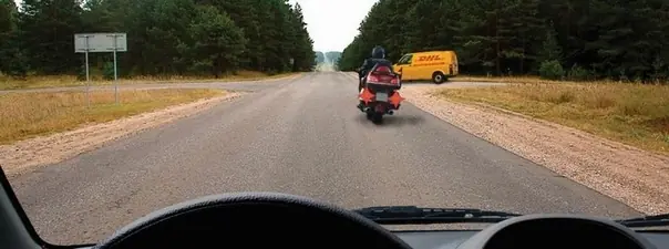 Билет 2, вопрос 11: Разрешено ли Вам обогнать мотоцикл?