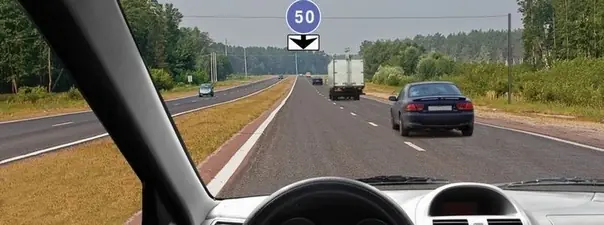 Билет 1, вопрос 10: С какой скоростью Вы можете продолжить движение вне населенного пункта по левой полосе на легковом автомобиле?