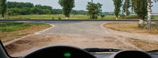 Билет 3, вопрос 1: Выезжая с грунтовой дороги на перекресток, Вы попадаете: